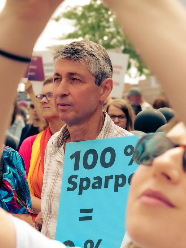 Demonstrant mit Protestschild in der Menge
