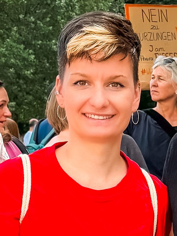 Bündnis-Mitglied im T-Shirt: Psychotherapie ist kostbar