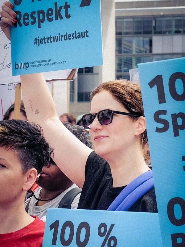 Demonstrantin mit Schild 100 Prozent Sparpolitik gleich 0 Prozent Respekt